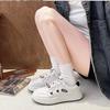 Корейская версия маленьких белых туфель на толстой подошве, увеличивающая рост, легкая мягкая подошва, новая весна и осень 2025, маленькая универсальная повседневная спортивная обувь