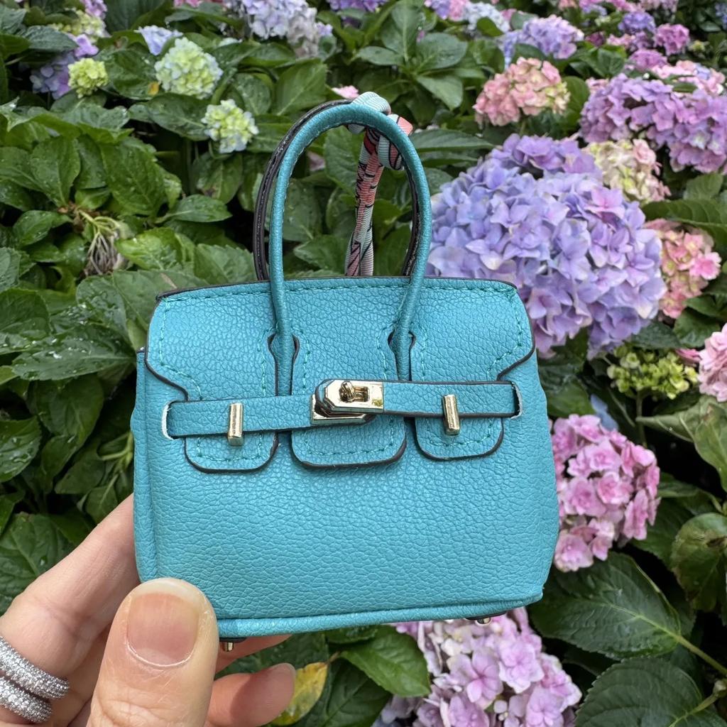 Компактная подвеска-мини-сумка из синтетической кожи с брелком для ключей и держателем для наушников - доступна в нескольких цветах