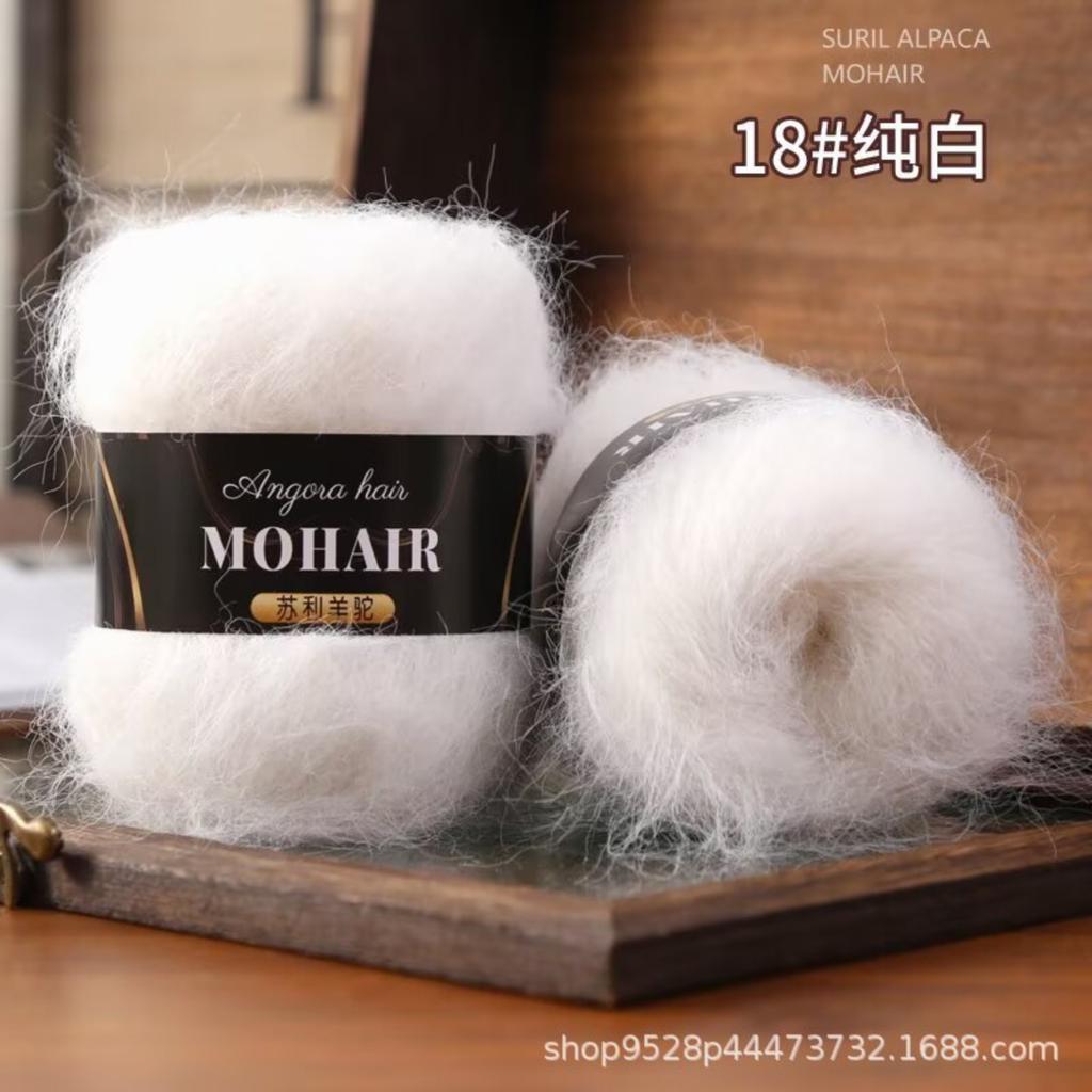 Вязаные вручную шерстяные шапки и шарфы с использованием мотков пряжи