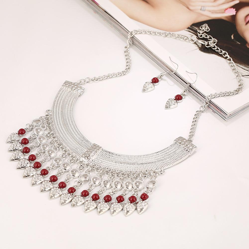 Модный комплект колье-кисточки и серег-капелек со слоистой цепочкой и деталями из драгоценных камней