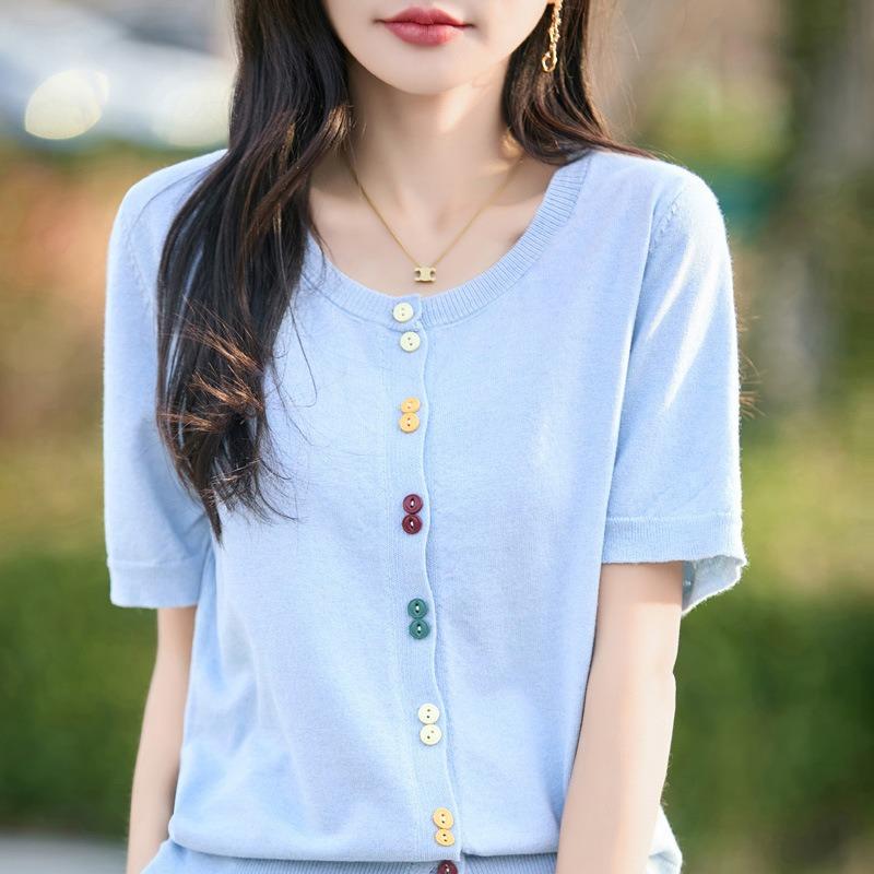 Весенне-летний трикотажный топ с круглым вырезом и короткими рукавами, однотонный свободный топ с цветными пуговицами
