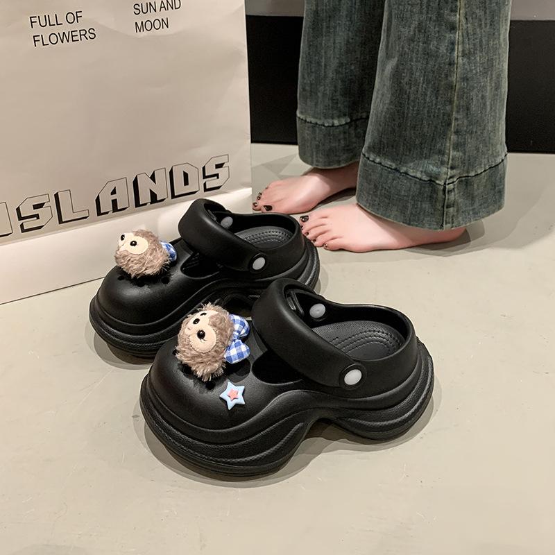 Height-increasing thick-soled hole shoes are fashionable and versatile, non-slip and non-smelly for external wear, cool slippers for feet, indoor home