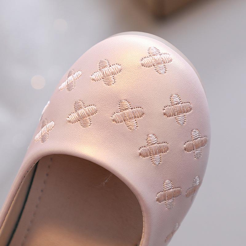 Девочки Мэри Джейн 2024 новые детские дышащие однотонные детские модные кожаные туфли с вышивкой принцесса мелкие мокасины туфли