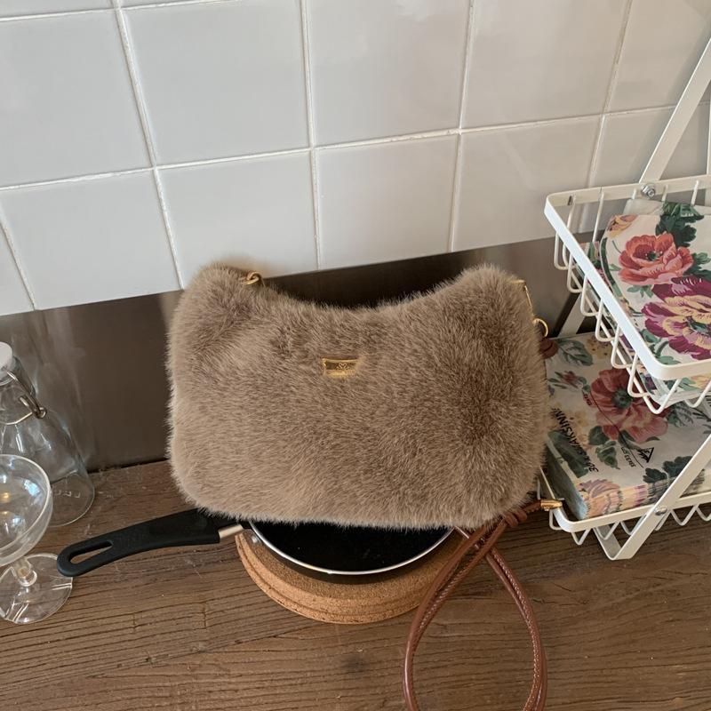 Милая плюшевая сумочка женская 2025 зима популярная новая модная универсальная сумка через плечо и мессенджер супер огонь интернет-знаменитость