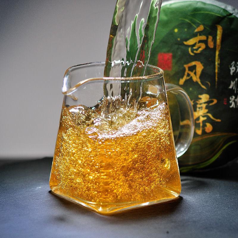 Scrape Wind Walled Пуэр Сырой чай Иу Чайный район Seven Son Cake Чай 357 г Торт