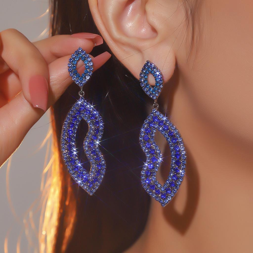 Fashion Luxury Shiny Rhinestone Long Earrings Geometric Hollow Lip Print Shape Pendant Female Earrings 1 Pair