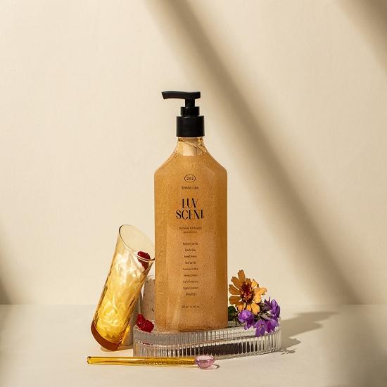 LUV SCENT Скраб-гель для умывания 500 мл (Выберите 1 из 3 вкусов) (Белый тюльпан/Малина-Ваниль/Кедровое дерево)