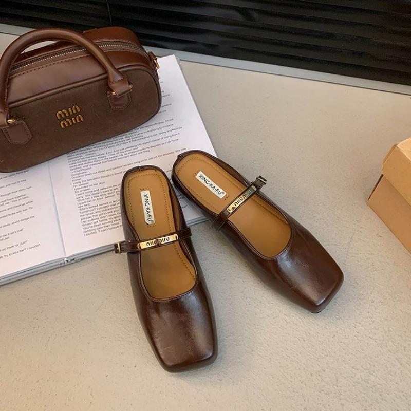 Повседневная обувь из мягкой кожи с серебряным ремешком и пряжкой, модные туфли на плоской подошве, элегантные блестящие туфли-лодочки с металлическим блеском, тапочки с закрытым носком