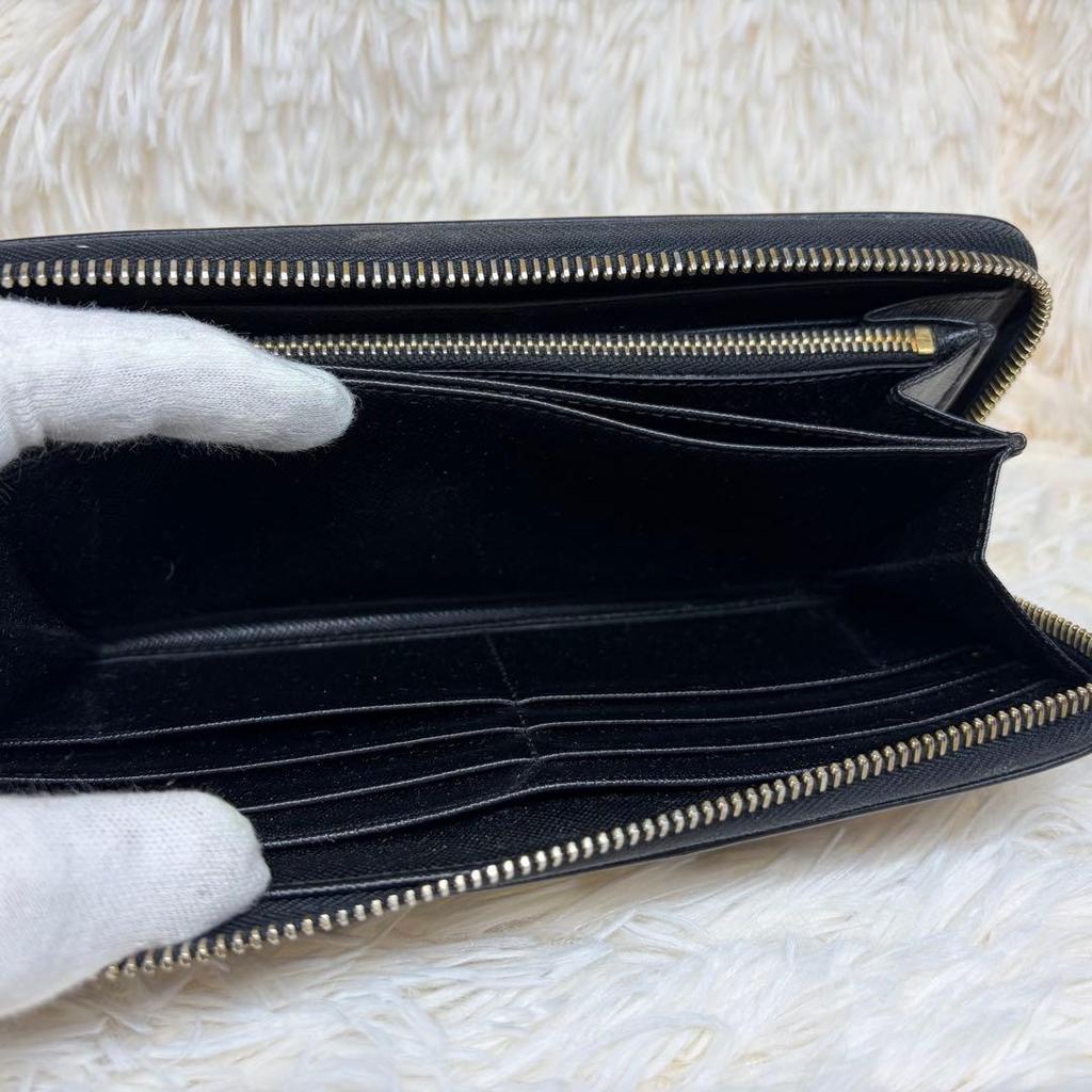 Used Beautiful condition Prada long wallet, Saffiano leather, metal logo, zip closure, black