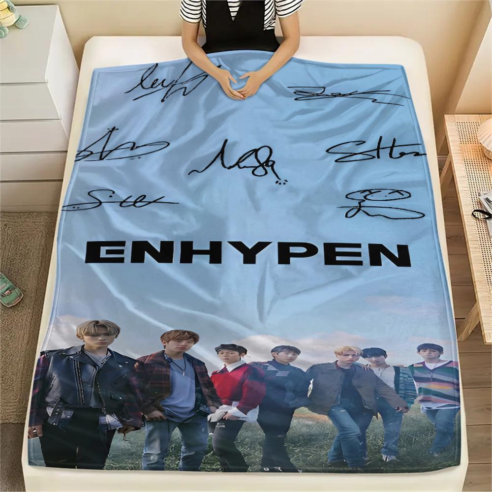 1 шт. Фланелевое одеяло с принтом Enhypen, Высококачественное, для всех сезонов, Декор для дома, Тепло и уют, Идеально для рождественских подарков