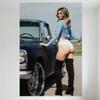 Сексуальная блондинка в винтажном автомобиле - Жестяной знак, Ретро-металлический плакат для бара, домашнего декора стен, Светло-голубой топ с вырезом и туфли на высоком каблуке