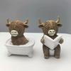 Милые статуэтки из смолы Шотландской коровы Хайленд, Забавная статуя коровы, купающейся и читающей, Декор для стола, для дома, ванной комнаты, офиса, Праздничный подарок