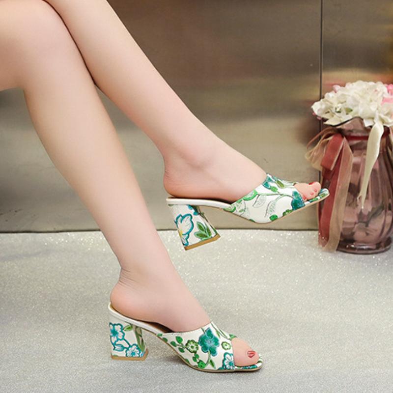 Европейские и американские босоножки на толстом каблуке с принтом 2024 года, новые сексуальные и простые тапочки с цветочным принтом и рыбьим ртом на высоком каблуке для девочек