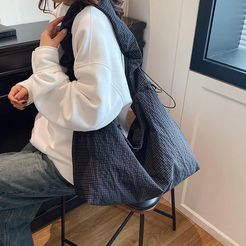 Складная сумка-тоут большой вместимости женская 2025 новая модная супер огненная сумка через плечо для通勤, популярная тканевая сумка, сумка-мессенджер