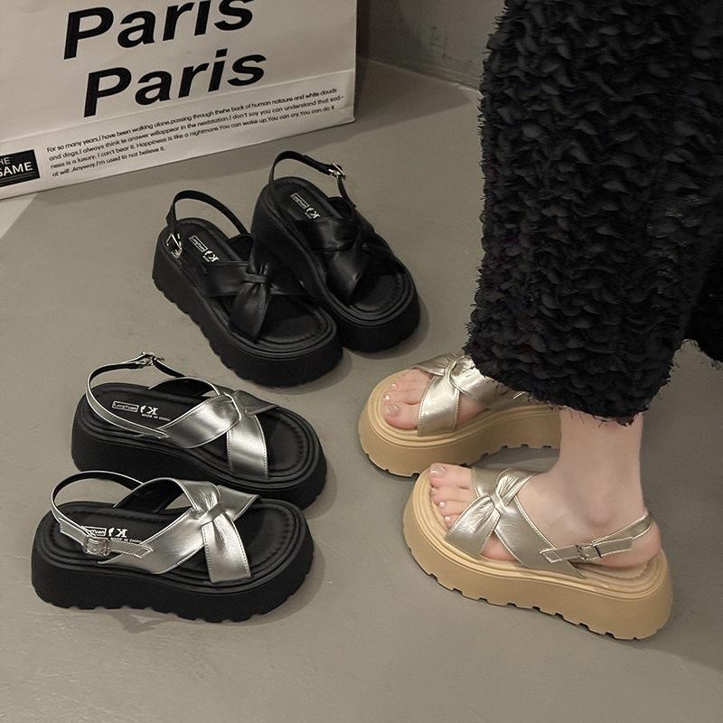 Маффины толстая подошва увеличивающие рост римские сандалии женские 2025 новые летние для ношения с юбкой маленькие пляжные туфли