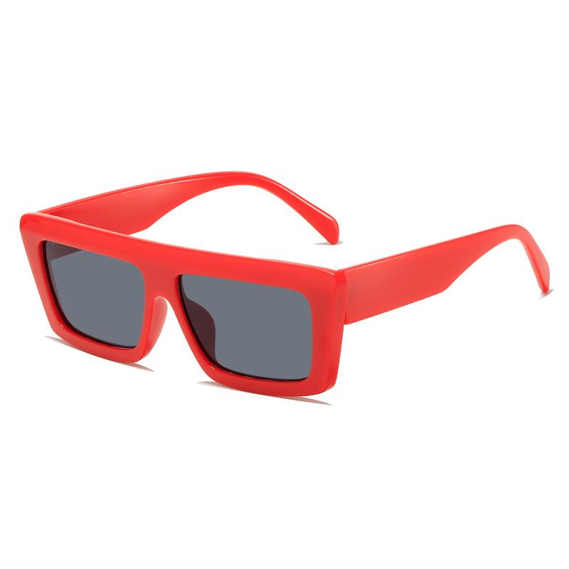 Новые модные квадратные солнцезащитные очки для женщин. Минималистичные солнцезащитные очки в стиле ретро. Солнцезащитные очки интернет-знаменитостей. Уличное фото.