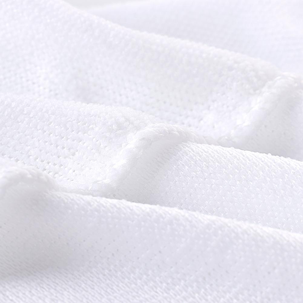 Принадлежности для ванной комнаты отеля, белые полотенца