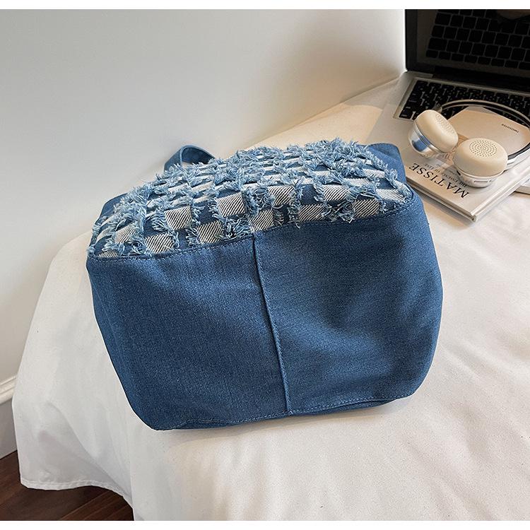 Зима 2025 Клетчатая Сумка из Вареного Денима с Вышивкой - Большая Вместительная Сумка через Плечо