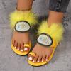 Модные мохнатые тапочки с носками, женская летняя одежда для улицы 2024 года, открытые носки с жемчужным украшением, пляжные сандалии на плоской подошве, женские шлепанцы