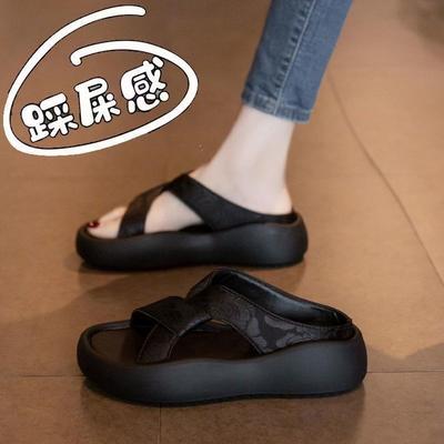 Крутые тапочки для женщин, чтобы носить летом, новые маффины для увеличения высоты толстой подошвы и модные пляжные шлепанцы.