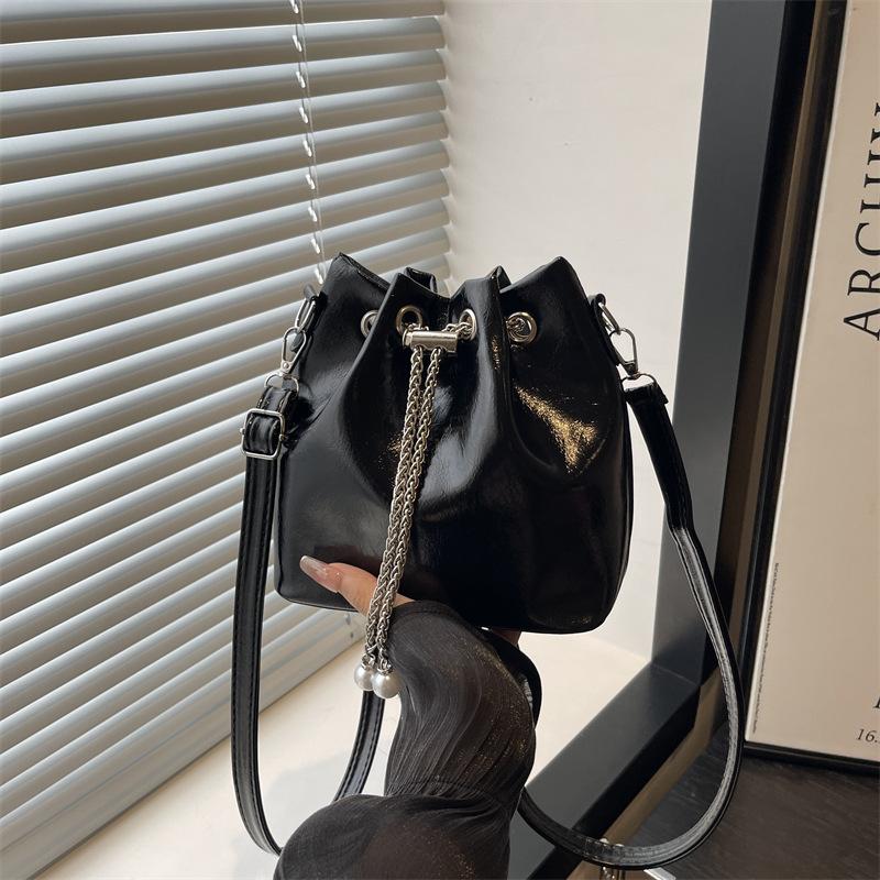 Нишевая высококлассная маленькая сумка женская новая красная сумка-ведро простая и универсальная на плечо сумка-мессенджер