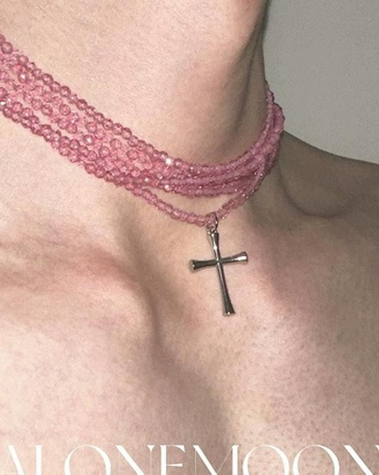 Многослойное колье-чокер с красным крестом 2024 года в оригинальном дизайне из титановой стали