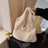 Нишевая вязаная сумка через плечо женская 2025 новая полая соломенная сумка цветная жемчужная плетеная сумка