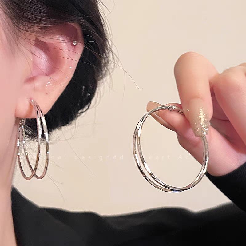 Spicy Girl High-End Hoop Earrings: Simple, Stylish Ear Clips for a Trendy Look