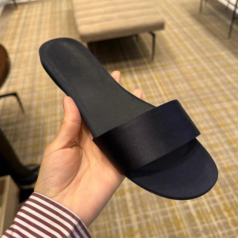 Модные шлепанцы на одно слово для женщин Лето 2025 Простые кожаные с открытым носком Женская обувь Пляжная обувь Французские нишевые сандалии Для улицы