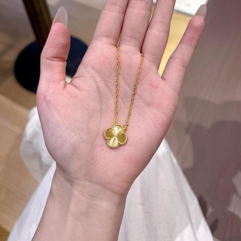 Ожерелье-подвеска в виде четырехлистного клевера с позолотой и цепочкой для ключиц - Элегантный аксессуар в стиле легкой роскоши