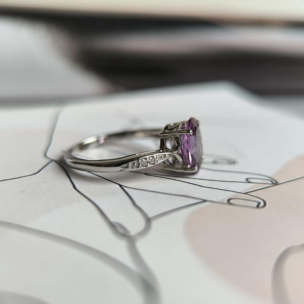 Серебряное кольцо с александритом, фианитами, вес изделия 2,92 гр (2187615)