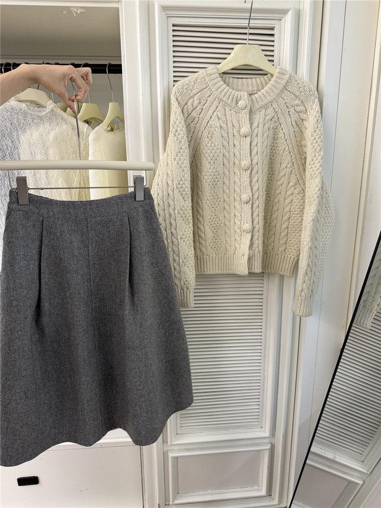 Women's Woolen Floral Bud A-line Skirt - Petite High Waist, Thickened for Autumn/Winter, Slim Umbrella Design