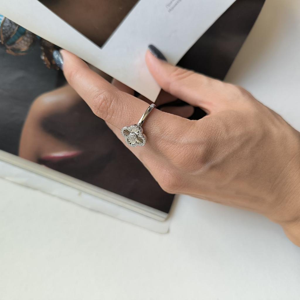 Серебряное кольцо с фианитами, вес изделия 4,94 гр (2182610)