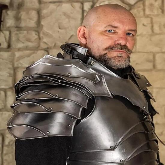 Броня Теневого Рыцаря Устрашающая готическая кираса воина с шипованными наплечниками Ношеные поножи