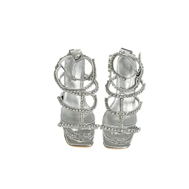 Сексуальные женские босоножки с открытым носком и квадратным тонким каблуком, с ремешком на щиколотке, с пряжкой, серебристые, со стразами, с Т-образным ремешком, праздничные туфли