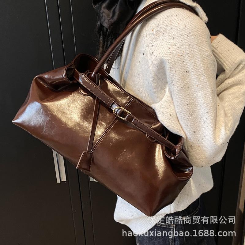 Осень и зима ретро большая вместимость мягкая кожаная сумка женская 2025 новая повседневная для поездок на работу сумка через плечо портативная сумка-тоут