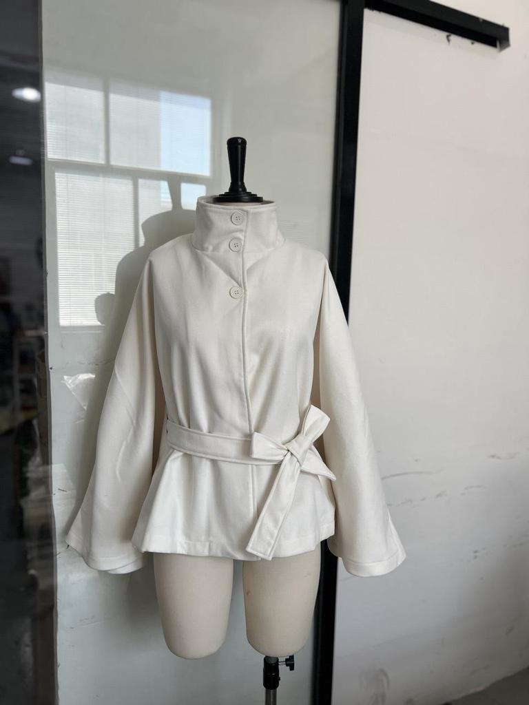 Женское короткое шерстяное пальто-накидка 2025 года с воротником-стойкой и поясом