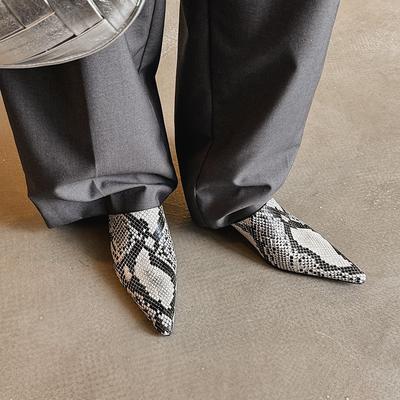 Мода 2025 Новые тапочки Мюли Натуральная кожа Женская обувь Сексуальный острый носок Летняя обувь Женские туфли с узором змеи Черно-белые туфли для вечеринки