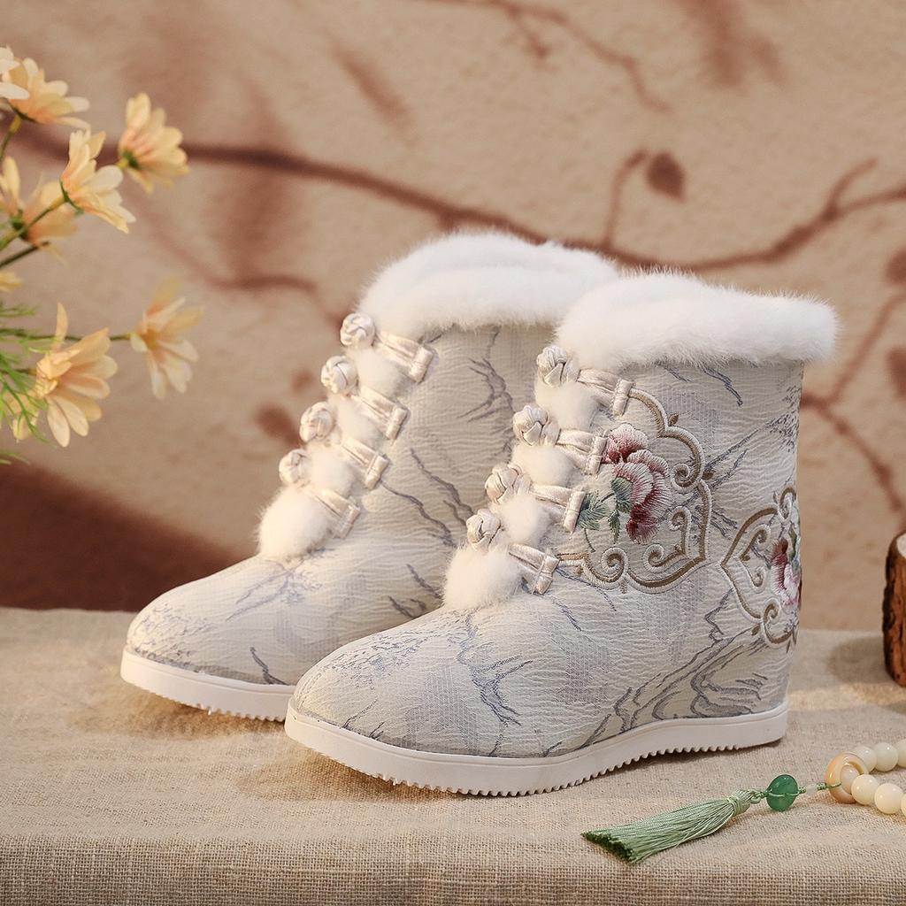 [Clouds] 2024 Autumn and Winter New Hanfu Boots Women's Short Boots Inner Height Increase Soft Bottom Embroidered Velvet Antique Cotton Boots