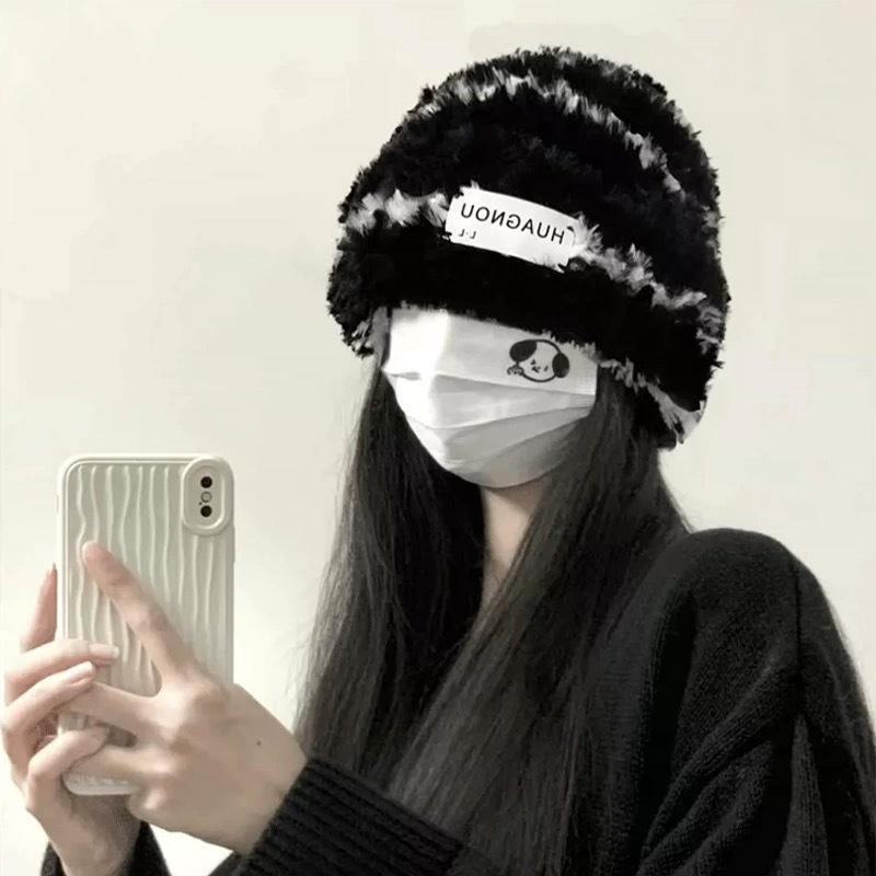 Женская шапка из плотной шерсти для большой головы — теплая, свободная вязка с ушами для осени и зимы