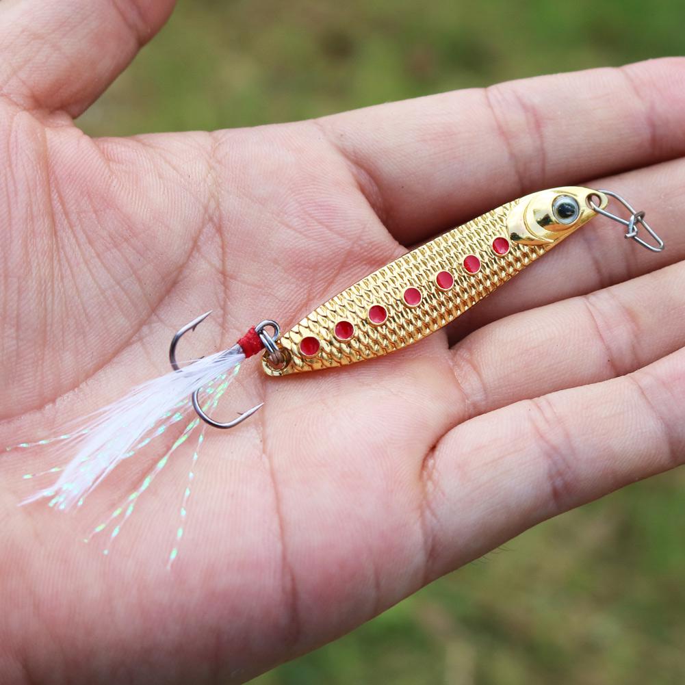 Серебристая металлическая приманка (маленькая рыбка, мормышка) с тройным крючком и пером