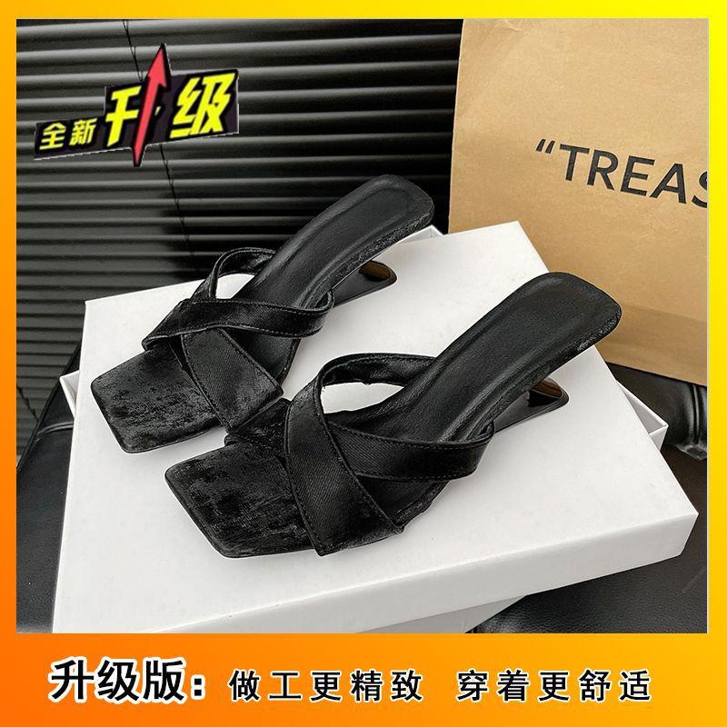 Лето 2025 новые нишевые шлепанцы на высоком каблуке женская обувь универсальные и носят сандалии с квадратным носком и открытым носком на улице