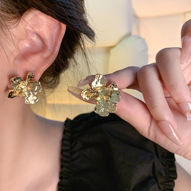 Серьги-пусеты из серебра 925 пробы, маленькие, свежие, универсальные, в виде цветков, женские, легкая роскошь, нишевые, премиальные, с жемчугом