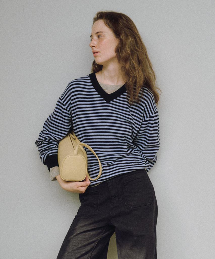 OSTKAKA Wool Blended V-Neck Pullover Navy Stripe