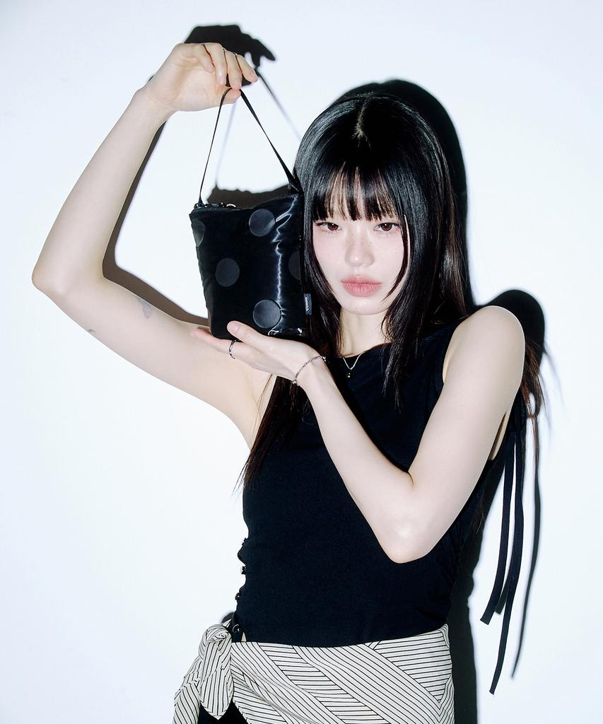 Косметичка Sweetch Handle Pouch 001 Глянцевая черная в горошек