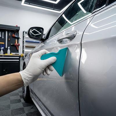 Треугольный скребок для модификации автомобильного чехла из ТПУ