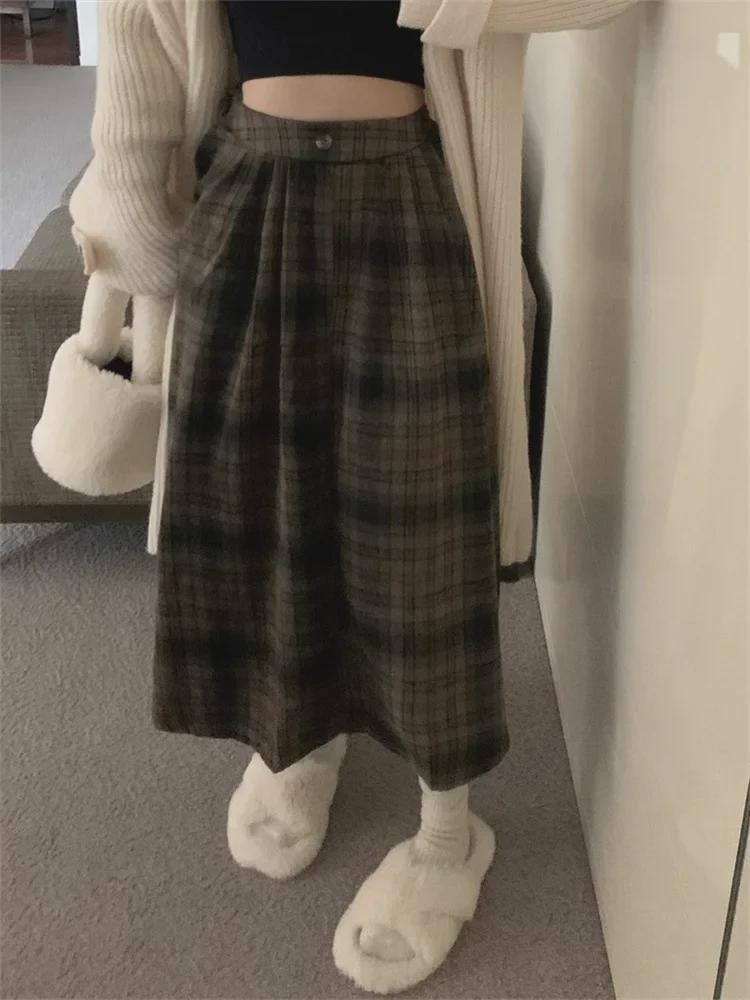 Женская коричневая клетчатая юбка А-силуэта средней длины с высокой талией и плиссировкой на осень и зиму