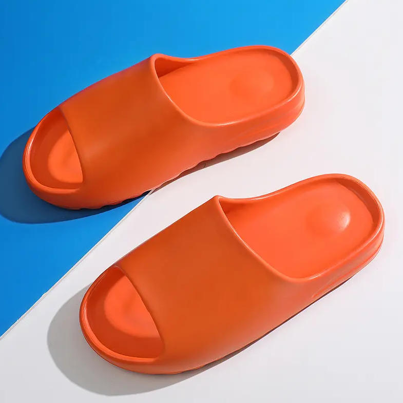 Летние тапочки Мужские с мягкой подошвой Домашние комнатные сандалии на платформе Модные пляжные туфли из губки Пара Нескользящие тапочки для ванной