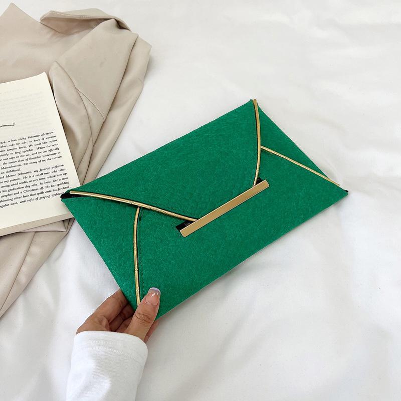 Стильный и универсальный клатч-конверт для женщин в черном, ярко-розовом и зеленом цвете