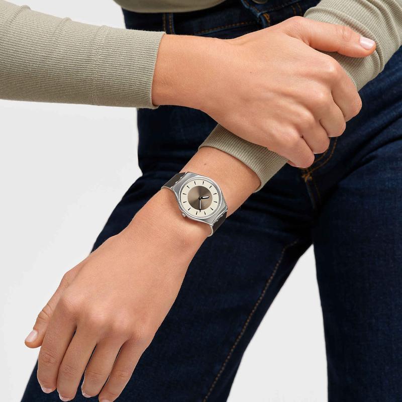 Swatch Серия Essentials Кварцевый механизм Водонепроницаемость 30 метров Унисекс Швейцарские часы 38 мм Бежевый циферблат Корпус из нержавеющей стали Силиконовый ремешок SYXS158